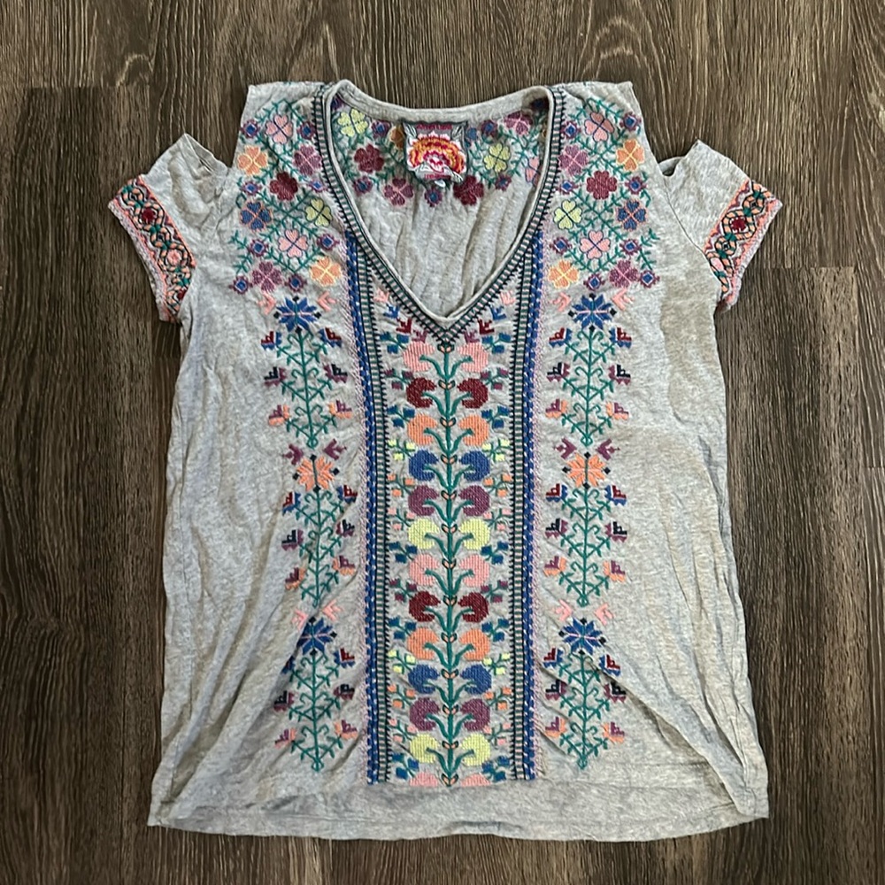Johnny Was XS Gray Embroidered Boho Shirt Top gray floral
